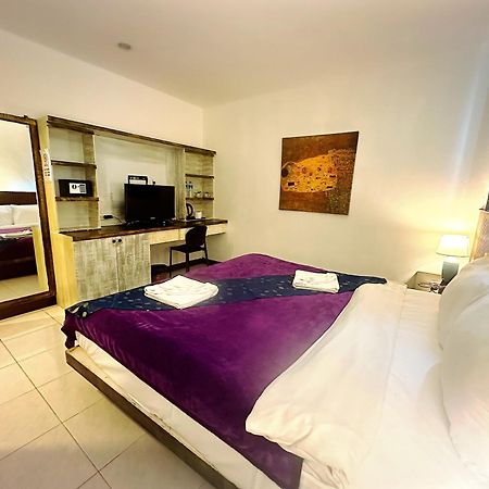 The Shades Hotel 50 Meter Beach Front Patong Exteriör bild