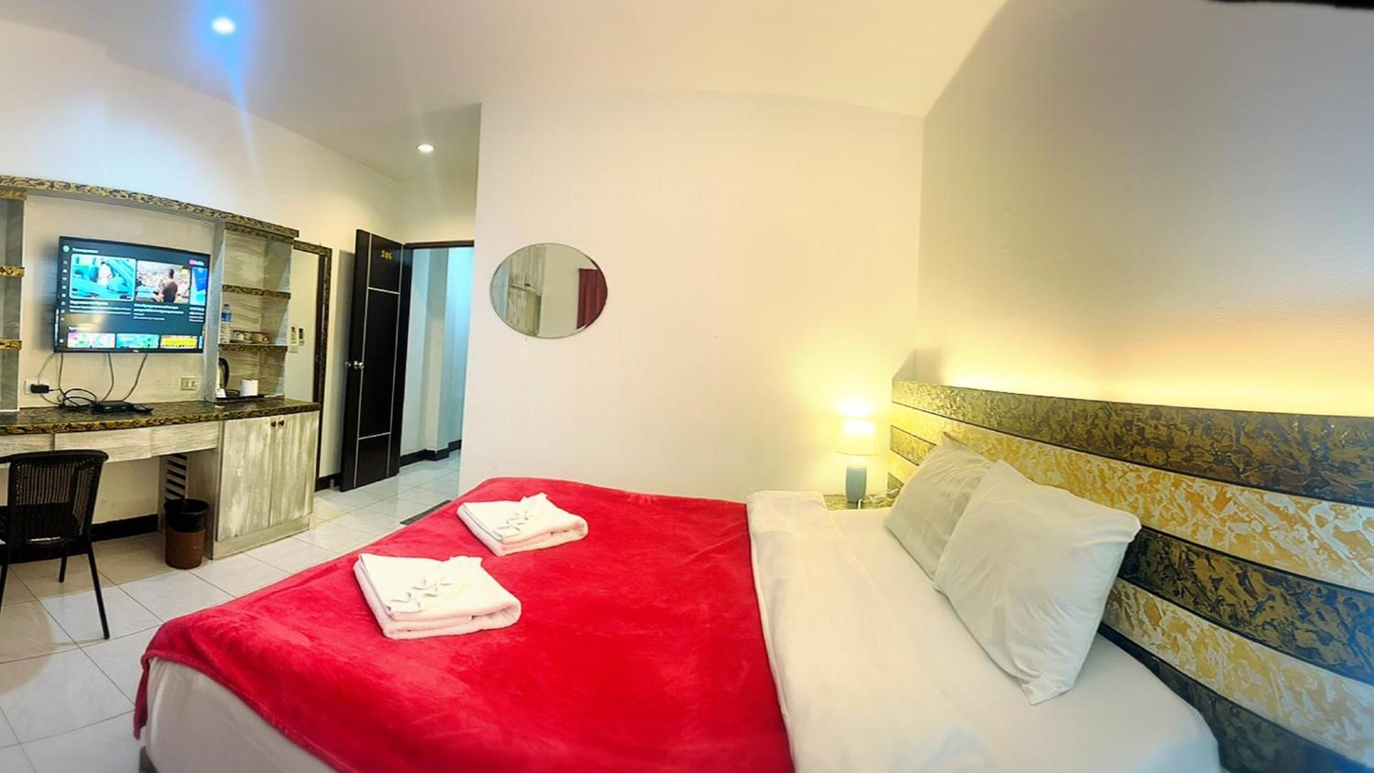 The Shades Hotel 50 Meter Beach Front Patong Exteriör bild