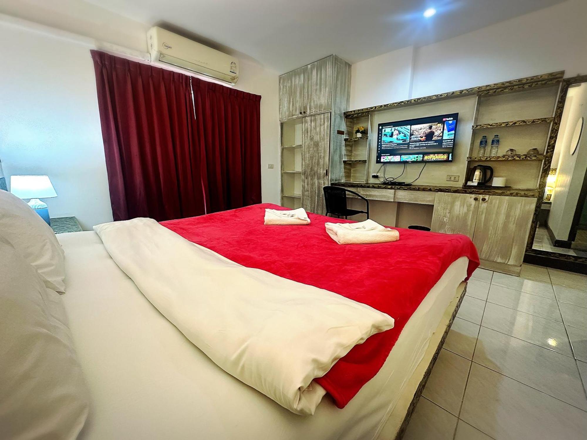 The Shades Hotel 50 Meter Beach Front Patong Exteriör bild